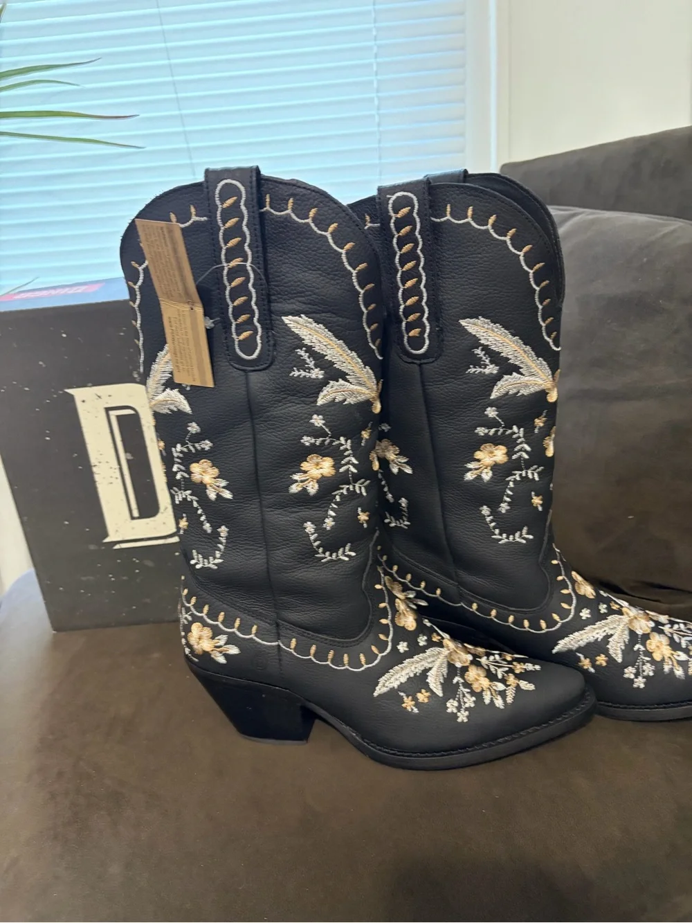 Dingo “Full Bloom” Black Boots Size 9. New with Box! - Picture 1 of 3